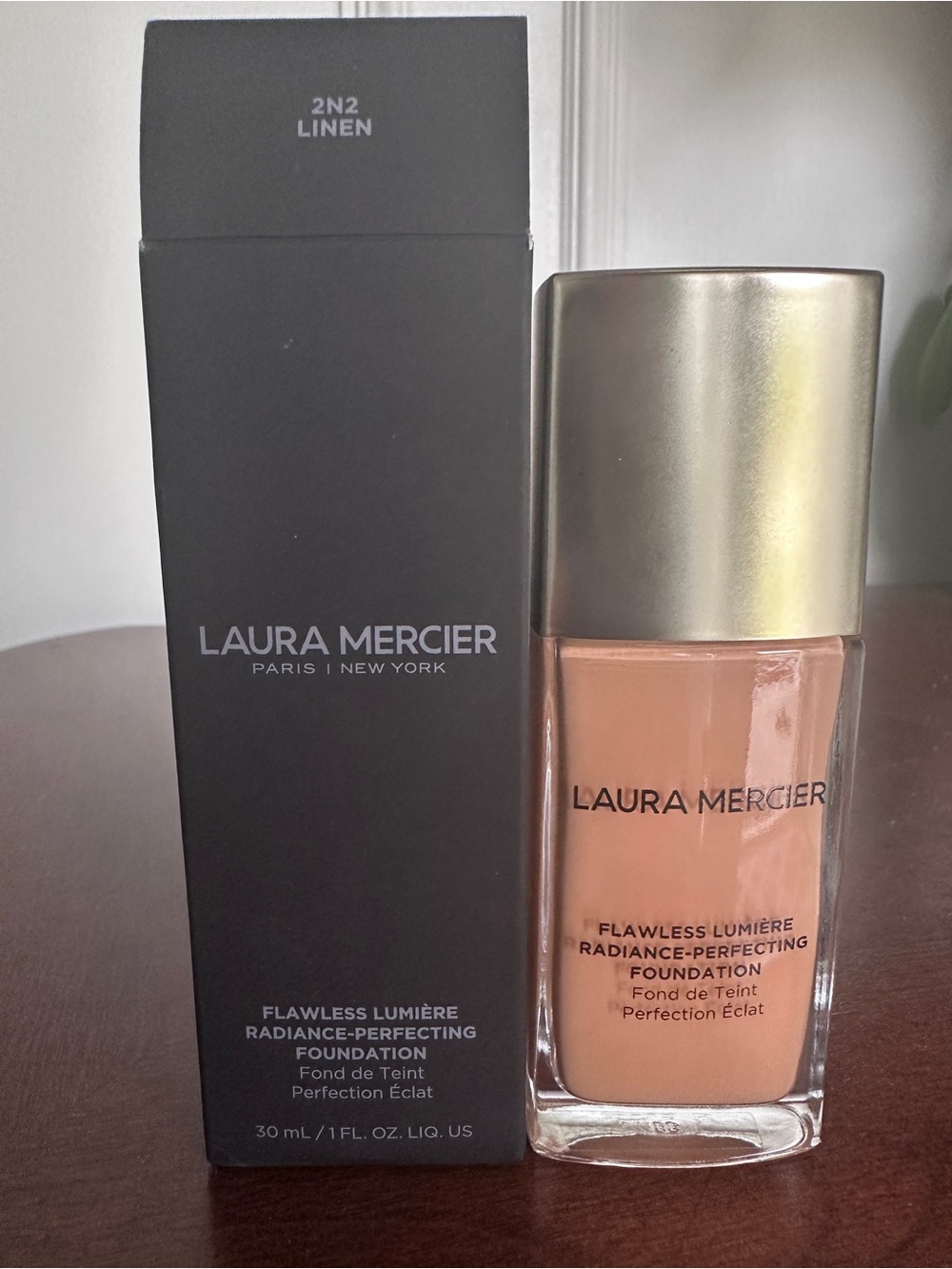 laura mercier Flawless Lumière Foundation in 2n2 - Picture 2 of 3